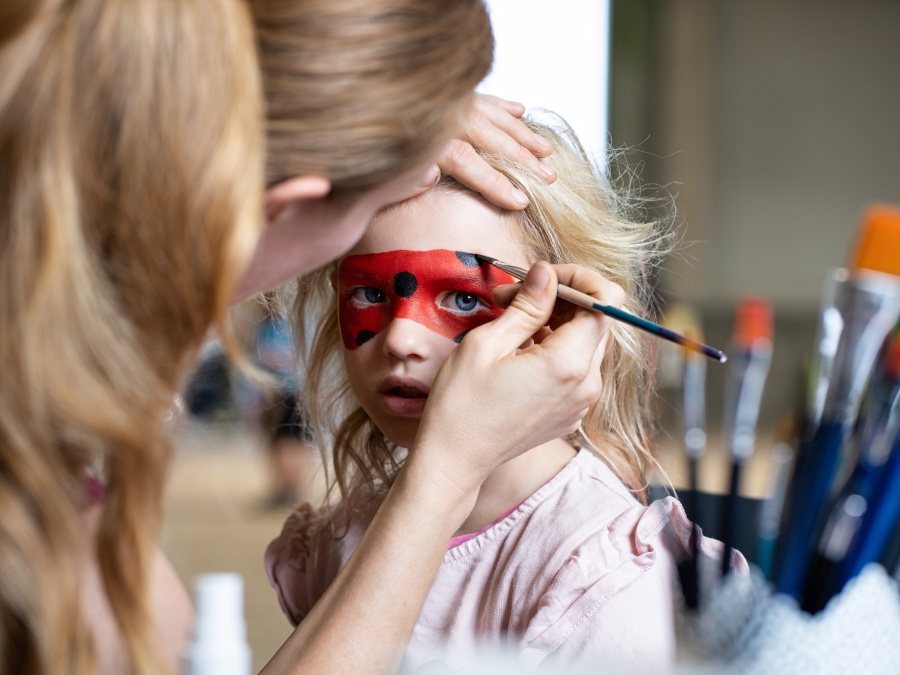 kinderfeestjes kindergrime unicorn eenhoorn mooi makkelijk kids grime paardendag oud heverlee kinderanimatie aan huis schmink make up grimeurs roze (7)