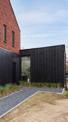 houtskeletbouw-aanbouw-natuurlijk-licht-grote-ramen-houten-gevelbekleding-tessenderlo-ruwbouw (1)